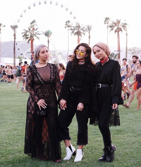 346.1k Followers, 893 Following, 1,065 Posts - See Instagram photos and videos from MARIA ALIA (@mariaalia) Coachella Outfit Hijab, Maria Alia, Coachella Inspired Outfits, Cochella Outfits, Coachella Vibes, Muslimah Style, Hijab Fashionista, Hijab Trends, Hijabi Style