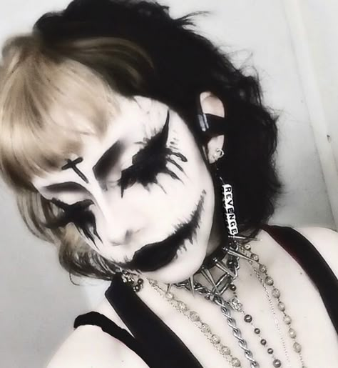 Alternative Makeup Goth, Goth Corpse Paint, Scary Goth Makeup, Which Make Up For Halloween, Emo Clown Outfit, Corpse Paint Ideas, Corpse Makeup, Corpse Paint Makeup, Goth Grunge Makeup