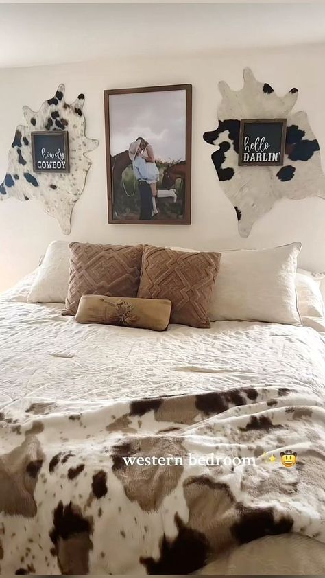 Western Bedroom Organization, Country Aesthetic Bedroom Ideas, Western Room Wall Decor, Western Accent Wall Bedroom, Western Room Inspo Teen, Cow Theme Bedroom, Vintage Western Bedroom Ideas, Small Western Bedroom, Western Master Room Bedroom Ideas