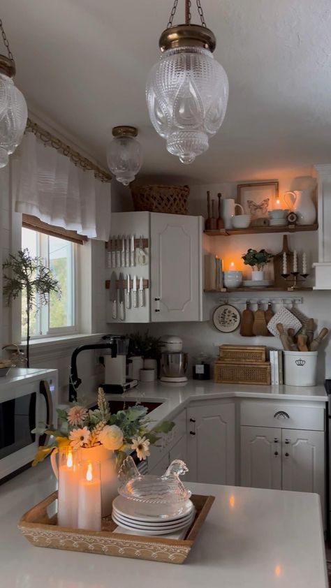 23 Gorgeous Kitchen Countertop Ideas Vintage Kitchen Design Cottage, Cottage French Decor, Quick Remodel Ideas, Beige Country Kitchen, Small Cottage Core Kitchen, Cozy Kitchen Aesthetic Apartment, Thrifted And Styled Decor, Cozy Farm Home, Kitchen Styling Countertops