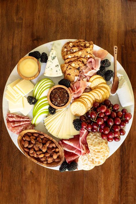 Whether you invite friends for appetizers, want to create an easy pre-dinner nibble or decide to make a meal out of one of these fabulous arrays of deliciousness, here are some tips on how to create a great cheeseboard. #howtomakeacheeseboard #cheeseboarad #easycheeseboard, #tipsformakingacheeseboard, #beautifulcheeseboard Cheese Board Easy, Beautiful Cheese Board, Food Boards, Fall Appetizers, Cheese Trays, Fall Dinner Party, House Guests, Appetizer Trays, Dinner Party Menu