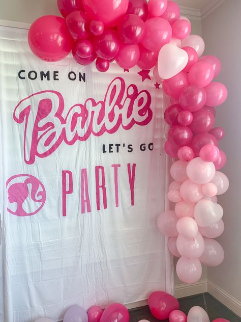 Barbie Birthday Party Ideas, Barbie Decorations, Barbie Pool Party, Barbie Bachelorette, Barbie Party Decorations, Barbie Theme Party, Barbie Halloween, Barbie Birthday Party, Pink Birthday Party