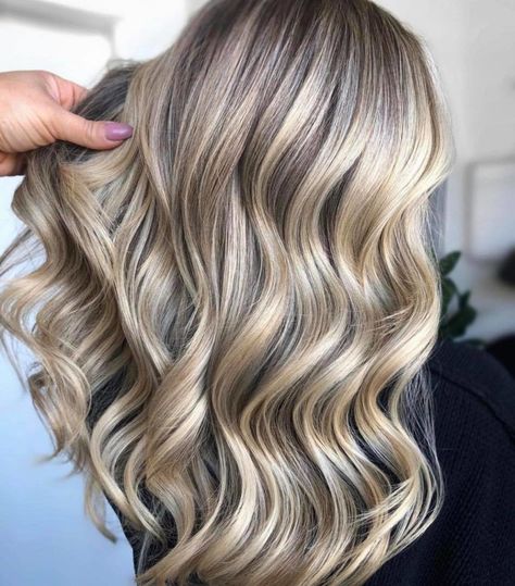 Teasy Lights, Highlights Brown Hair Balayage, Champagne Blonde Hair, Blonde Dye, Different Hair Colors, Low Maintenance Hair, Brown Hair Balayage, Low Lights Hair, Blonde Hair Looks