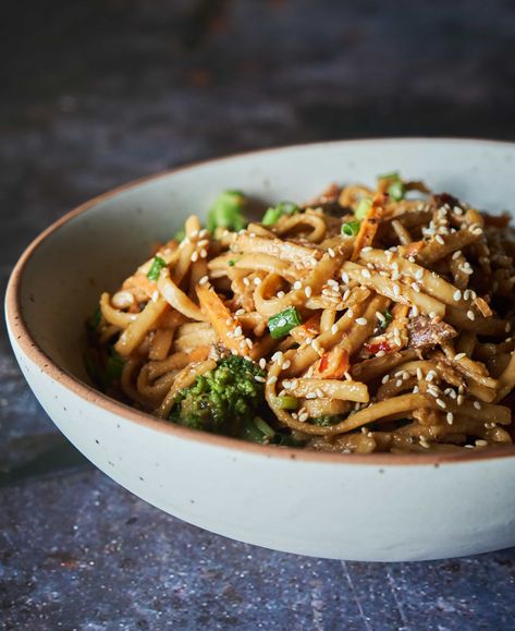 Vegetarian Udon Noodles, Vegan Udon Noodles, Vegan Udon, Peanut Noodles Recipe, Noodles With Peanut Sauce, Udon Noodles Recipe, Fried Udon, Peanut Sauce Noodles, Udon Noodle