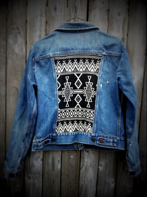 I've never had a jean jacket. But if I did, I would want this to be it. Jean Jacket Diy, Diy Denim Jacket, Denim Jacket Patches, Diy Jacket, Mode Boho, Denim Diy, Denim Patches, Jeans Diy, Hippie Chic