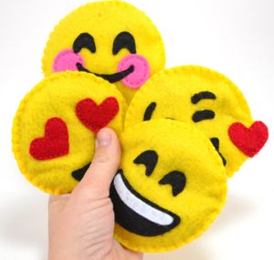 Cute Felt Emoji Cat Toys Emoji Plush, Emoji Craft, Emoji Diy, Party Emoji, Felt Plushies, Emoji Cat, Emoji Birthday Party, Diy Cat Toys, Ornament Template