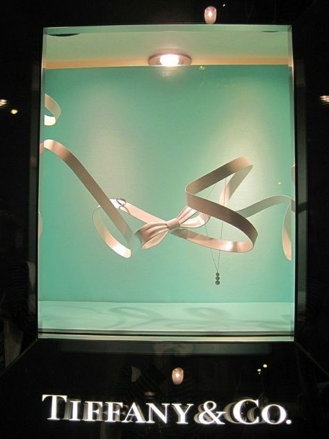 Tiffany Jewelry Visual Merchandising, Tiffany Accessories, Jewellery Tiffany, Tiffany Store, Ribbon Store, Window Display Retail, Tiffany's Bridal, Giant Bow, Blue Window