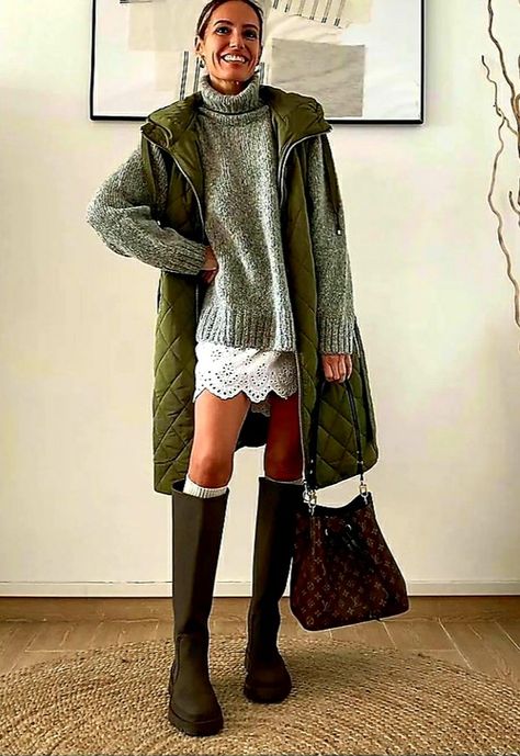 Green Boots Outfit, Rainboots Outfit, Smart Casual Women Outfits, Outfit Inso, Smart Casual Women, Outfit Zara, Festival Looks, Casual Stylish, Autumn Outfit