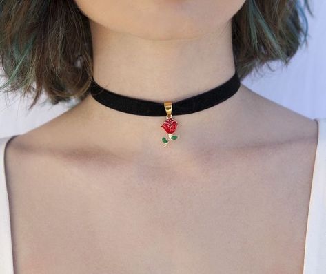 #wattpad #rastgele The GIF's and pictures obviously do not belong to me. Enjoy <3 Cute Choker Necklaces, Kalung Choker, Stile Harry Potter, Rose Choker, Dainty Diamond Necklace, Velvet Rose, Chocker Necklace, Diamond Solitaire Necklace, Velvet Choker