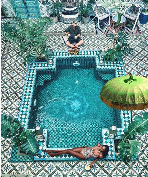 Moroccan Pool, Deco Spa, Moroccan Garden, Pool Mosaic, Riad Marrakech, Turquoise Tile, Piscina Interior, Garden Umbrella, Luxury Garden