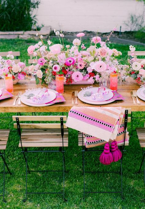 Exactly how you do Cinco de Mayo the ALL PINK way | 100 Layer Cake | Bloglovin’ Tacobar Party, Mini Pinatas Favors, Fiesta Bridal Shower, Gala Ideas, Fiesta Theme Party, Mexican Party Theme, Fiesta Theme, Boda Mexicana, Wedding Party Ideas