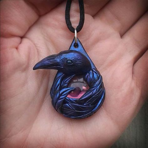 Clay Raven, Clay Animal Jewelry, Polymer Clay Sculptures, Polymer Clay Animals, Bird Necklace, Clay Animals, Polymer Jewelry, Polymer Clay Pendant, Sculpting Clay