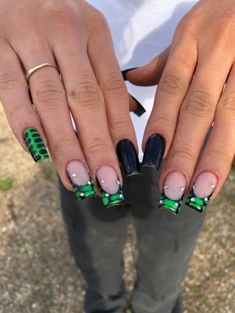 Short Square Acrylic Nails Crocodile, Black Square Nails With Design, Green Short Acrylics, Green And Black Square Nails, Black And Green Croc Nails, Short Acrylic Nails Crocodile, Blooming Crocodile Nails, Green Sets Nails, Crocodile Nail Design Short