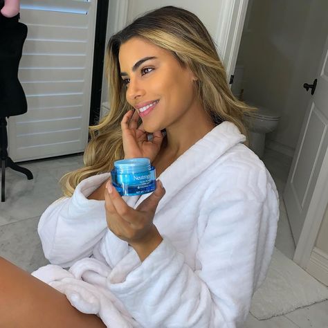 Ariadna Gutierrez on Instagram: “Uds saben cuánto amo a mi familia de @neutrogena y uno de los productos que más disfruto es mi hidratante #HydroBoost 💙 el Water Gel con…” Miss Colombia, Mirror Selfie, Water, On Instagram, Instagram