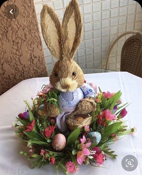 Natural Easter Decor, Easter Floral Decorations, Easter Bunny Centerpiece, Easter Outdoor, Easter Floral Arrangement, Easter Flower Arrangements, Easter Arrangement, Easter Spring Wreath, Easter Wreath Diy