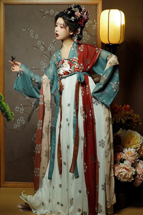 Tang Dynasty Hanfu, Chinese Clothing Traditional, Modern Kimono, Traditional Chinese Dress, Chinese Fashion, Tang Dynasty, Fantasy Gowns, Chinese Clothing, Fashion Tv