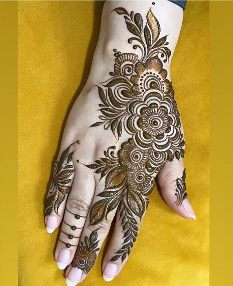 35+ '90s Fashion Trends That We Never Thought Would Be Fashionable Again, But They Are Mehendi Design Bridal Mehndi, Kafif Design, Mehndi Designs Traditional, Aesthetic Mehndi Design, Mehendi Design Bridal, Blouse Design Wedding, Mehndi Design Indian, Gold Bangle Design, Mehendi Practice