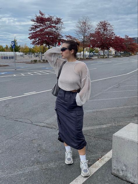 Utility Skirt Outfit Street Style, Cargo Skirt Midi Outfit, Styling A Cargo Skirt, Blue Cargo Skirt Outfit, Long Cargo Skirt Outfit Plus Size, Cargo Skirt Fall Outfit, Cargo Skirt Outfit Plus Size, Grey Cargo Skirt Outfit, Baggy Skirt Outfit