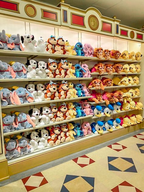 Disney World Shopping Souvenirs Magic Kingdom, Disney Store Merchandise, Disney Toys Aesthetic, Disney World Gifts, Disney Stores, Disneyland Merchandise, Disney Parque, Disney Stuffed Animals, Disney Souvenirs