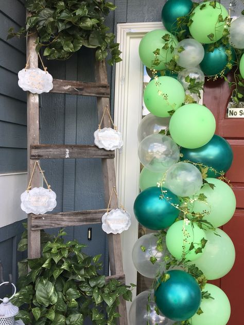 Pixie Hollow Party Decorations, Tinkerbell Balloon Arch, Fairytale Theme Party Decorations Diy, Enchanted Graduation Party, Diy Forest Decor Party, Pixie Hollow Decorations, Enchanted Forest Balloons, Pixie Hollow Birthday Party, Fantasy Party Ideas Decoration