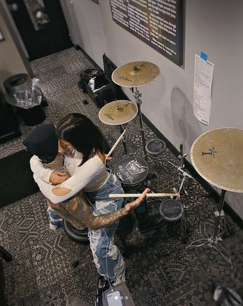 Kardashians Aesthetic, Travis Barker And Kourtney Kardashian, Kourtney Travis, Kourtney And Travis, Kourtney Kardashian Barker, Drum Practice, Hopeless Love, Kardashians Jenner, Rockstar Girlfriend