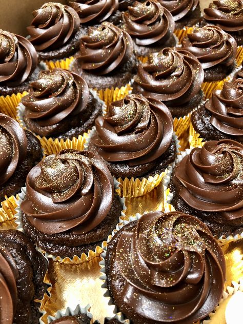 Gold Dusted Cupcakes, Chocolate Cupcakes For Wedding, Chocolate And Gold Cupcakes, Wedding Cupcakes Chocolate, Great Gatsby Dessert Table, Golden Birthday Cupcakes, Gold Cupcakes Ideas, Gold Wedding Cupcakes, Black And Gold Cupcakes