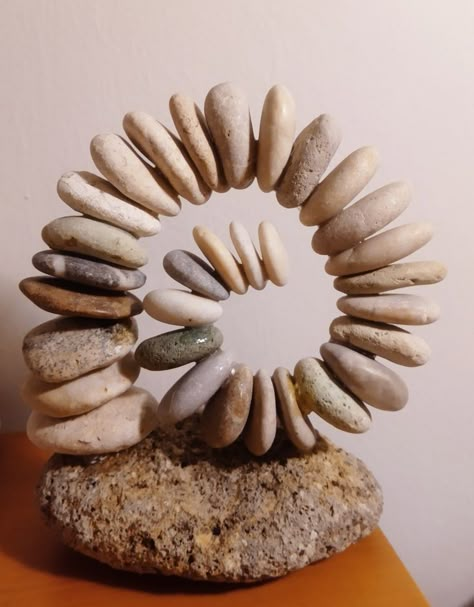 Rock Garden Decor, Rock Crafts Diy, Stones Aesthetic, Stone Pictures Pebble Art, Driftwood Art Diy, Rock Decor, Kindergarten Art, Seashell Art, Stone Crafts