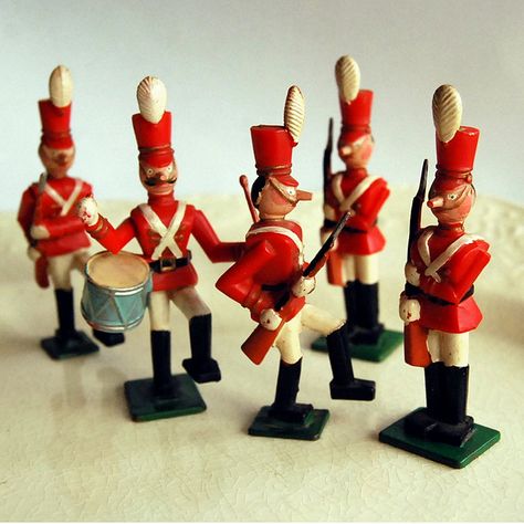 Babes in Toyland Disneykins Toy Soldiers by Marx, 1961. Photo by calloohcallay shared via Flickr. Eight different hand-painted molded plastic toy soldiers were released by Marx in 1961, following the launch of the film "Babes in Toyland." Vintage Toy Soldiers, Soldier Toys, Nutcracker Prince, Plastic Toy Soldiers, Tin Soldier, Christmas Soldiers, Monster Toys, Disney Vintage, Plastic Toys