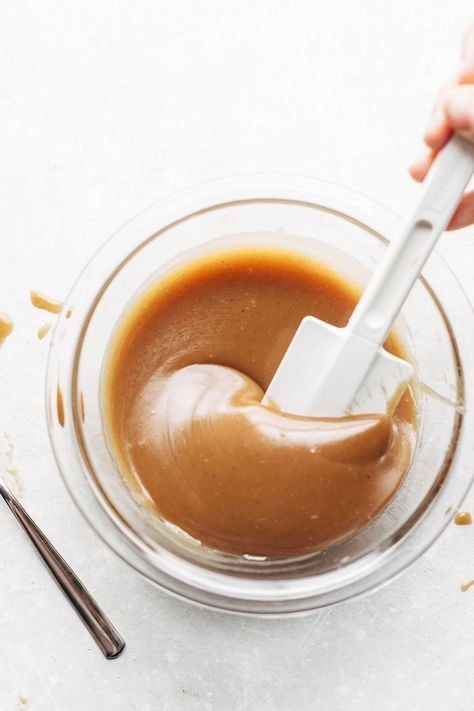 Magic Vegan Caramel Sauce made with coconut oil, real maple syrup, and almond butter. Microwave for one minute. SO GOOD! | pinchofyum.com Vegan Caramel Sauce Recipe, Vegan Caramel Sauce, Pinch Of Yum, Caramel Recipes Sauce, Vegan Caramel, Vegan Sauces, Medical Medium, Vegan Dessert, Vegan Dessert Recipes