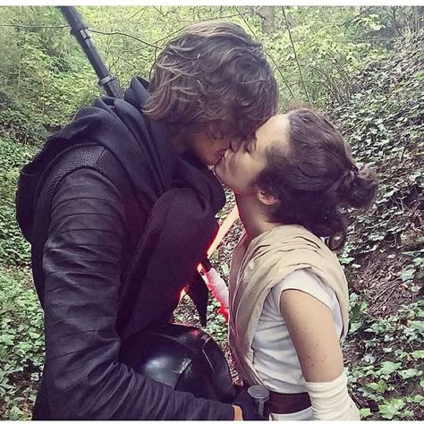 Star Wars Couple Costume, Ray Star Wars, Kylo Ren Costumes, Star Wars Fanfiction, Star Wars Couples, Reylo Fanart, Kylo Rey, Luke Bracey, Robert Sean Leonard