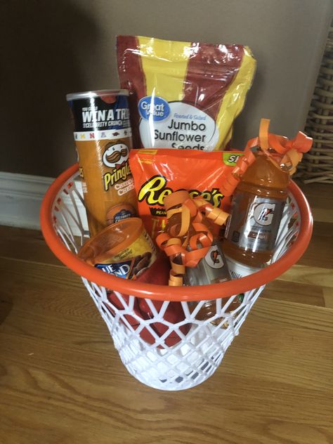 Great basketball coach gift basket including colored coordinated snacks. Basketball Coach Gift Basket, Snack Basket Ideas For Men, Coach Gift Basket, Basketball Basket, Basketball Gift Basket, Basketball Coach Gift Ideas, Basketball Basket Gift Ideas, Basketball Snacks, Gift Card Basket