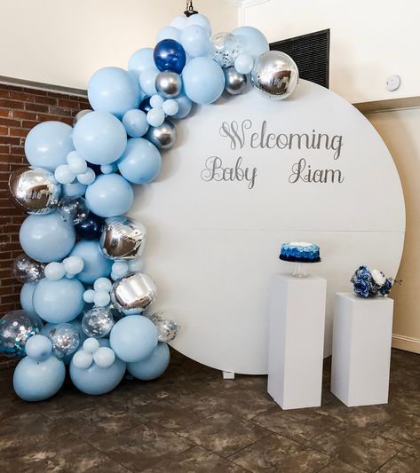 Round wall backdrop with a large organic balloon garland and pedestals 21st Decorations, Garland Backdrops, Round Backdrop, Round Balloons, Shower Backdrop, Birthday Balloon Decorations, Baby Shower Backdrop, Balloon Backdrop, White Balloons