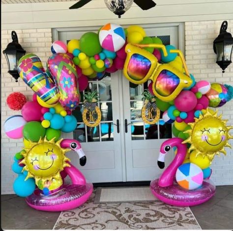 Barbie Beach Birthday Party Decorations, Summer Party Balloon Decor, Beach Ball Party Decorations, Beach Party Balloons, End Of Summer Party Themes For Adults, Beach Ball Balloon Garland, Summer Pool Party Ideas Decoration, Pool Party Birthday Ideas For Kids, Pool Party Balloon Garland