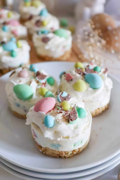 Individual Easter Desserts, Easter Mini Cheesecakes, Cadbury Mini Egg Recipes, Easter Cheesecakes, Mini Egg Recipes, Cheesecake Deserts, Cheesecake Minis, Sunday Dessert, Easter Cheesecake