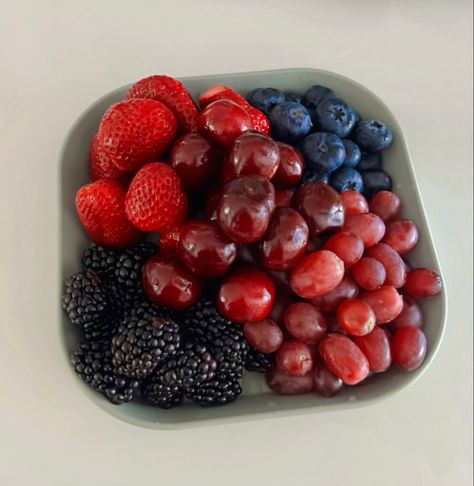 Red Fruit Aesthetic, Fruits Bowl, Fruit Aesthetic, Healthy Lunch Snacks, Pink Lifestyle, Food Babe, Healthy Food Dishes, Healthy Food Motivation, Healthy Lifestyle Food