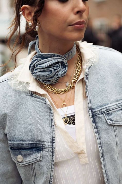 Rosette Choker, Street Style Accessories, Choker Outfit, Ysl Dress, Summer Accessories Beach, London Fashion Weeks, Denim And Diamonds, Denim Flowers, Flower Choker