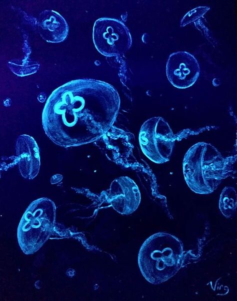 Jellyfish Glow In The Dark, Sea Bioluminescence, Glow In The Dark Ocean, Glow Painting, Jellyfish Pictures, Jellyfish Painting, Jellyfish Drawing, Dark Ocean, Dark Paintings