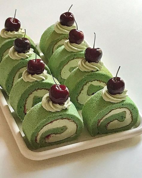 Whipped Cream Cakes, Matcha Cake, 귀여운 음식 그��림, Food Png, Roll Cake, Brunch Wedding, Cake Roll, Pretty Cakes, Food Obsession