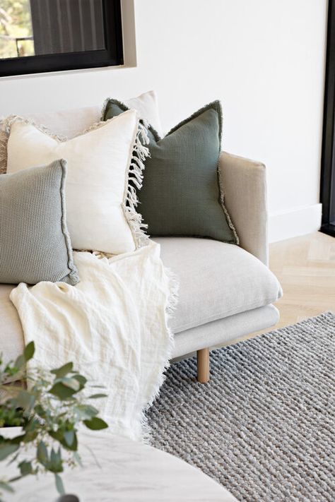 Are you making one of these rug mistakes? Top designers share their rug pet peeves! Lounge Room Styling, Cream Living Rooms, Lounge Style, Style Deco, Living Room Green, Sofa Styling, Elegant Living Room, Sofa Living, Design Living Room