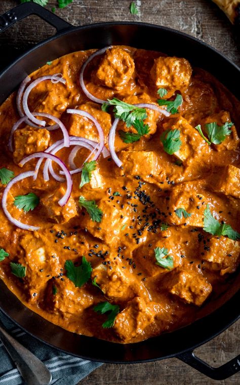 This vegetarian curry uses chunks of creamy paneer in a fragrant butter-style curry sauce. It’s mild enough for the whole family to enjoy, but you can spicy up this paneer curry with the addition of some fresh chillies if you like it hotter. Mild Chicken Curry, Roast Dinner Sides, Paneer Curry Recipes, Chargrilled Chicken, Low Fodmap Recipes Dinner, Vegetable Samosa, Paneer Curry, Masala Sauce, Sweet Potato Curry