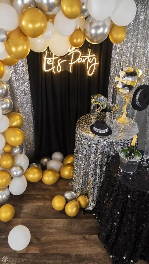 Glitz And Glamour Party, Decorations Diy Party, New Year's Eve Backdrop, Diy Nye, New Years Eve Party Ideas Food, Party Photo Booth Backdrop, New Years Eve Party Ideas Decorations, Diy Photo Booth Backdrop, Combined Birthday Parties