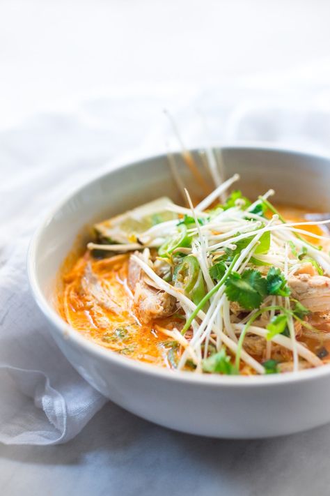 Laksa Soup Recipe, Bean Spouts, Coconut Curry Noodle Soup, Chicken Laksa, Thai Shrimp Soup, Laksa Recipe, Laksa Soup, Curry Noodle Soup, Easy Thai Recipes