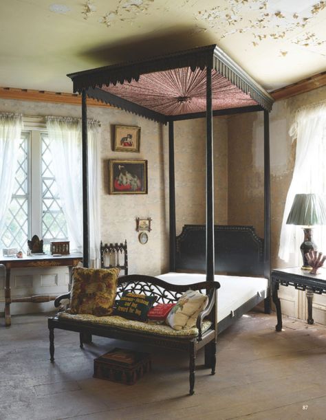 Habitually Chic® » Mario Buatta Auction at Stair Galleries Connecticut House, Twin Canopy Bed, Mario Buatta, Historical Interior, Stair Gallery, Folding Mattress, The World Of Interiors, American Interior, Curved Headboard