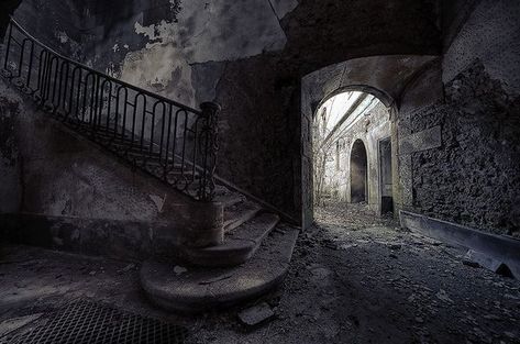 Urban Decay Photography, Decay Photography, Creepy Old Houses, Scary Houses, Abandoned Ruins, Beautiful Ruins, Urban Exploring, Abandoned Homes, Old Places