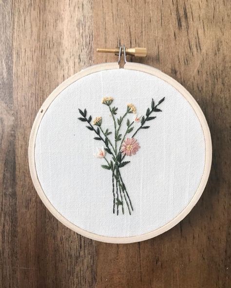 Simple Flower Bouquet Embroidery, Wildflower Bouquet Embroidery, Corak Inai, Wild Flower Embroidery, Flower Bouquet Embroidery, Learning Embroidery, Crochet Christmas Garland, Bouquet Of Wildflowers, Autumn Embroidery