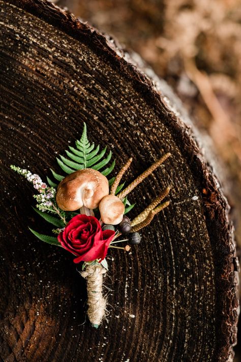 As y'all know, we're always on the look-out for alternative buttonhole ideas for your wedding. I mean sure, we love a rose boutonnière as much as anybody else, but we think there's just so many more ideas -- whether it's LEGO minifigs for your geeky wedding, autumn leaves for your fall wedding, or even this concept: the mushroom boutonnière. Alternative Buttonholes, Bird Skulls, Enchanted Forest Wedding Theme, Mushroom Theme, Dinosaur Wedding, Geeky Wedding, Forest Theme Wedding, Wedding Autumn, Rose Boutonniere