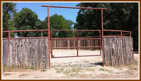 Horse Round Pen Ideas, Diy Horse Round Pen, Horse Round Pen, Cheap Round Pen For Horses, Roping Arena, Equine Facility Design, Round Pens For Horses, Equine Facility, Rope Fence