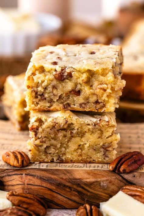 Pecan Brownies Healthy Fall Recipes Dinner, Home Baked Goods, Cookies And Cream Frosting, Fall Recipes Dinner, Snickerdoodle Bars, Pecan Brownies, White Chocolate Brownies, Macaron Filling, Bar Desserts