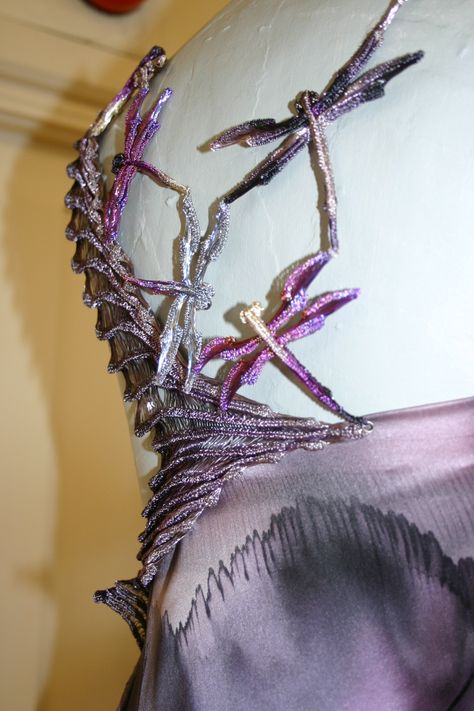 dragonfly dress Acotar Fashion, Dragonfly Fashion, Elide Lochan, Epithet Erased, Dragonfly Artwork, Bridal Gift Wrapping Ideas, Fashion Couture, Dragon Fly, Fashion Forever