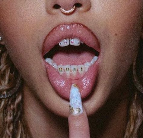 Pretty Teeth, Grillz Teeth, Fka Twigs, Tooth Gem, Teeth Jewelry, Gold Teeth, Light Academia, Fenty Beauty, Girly Jewelry